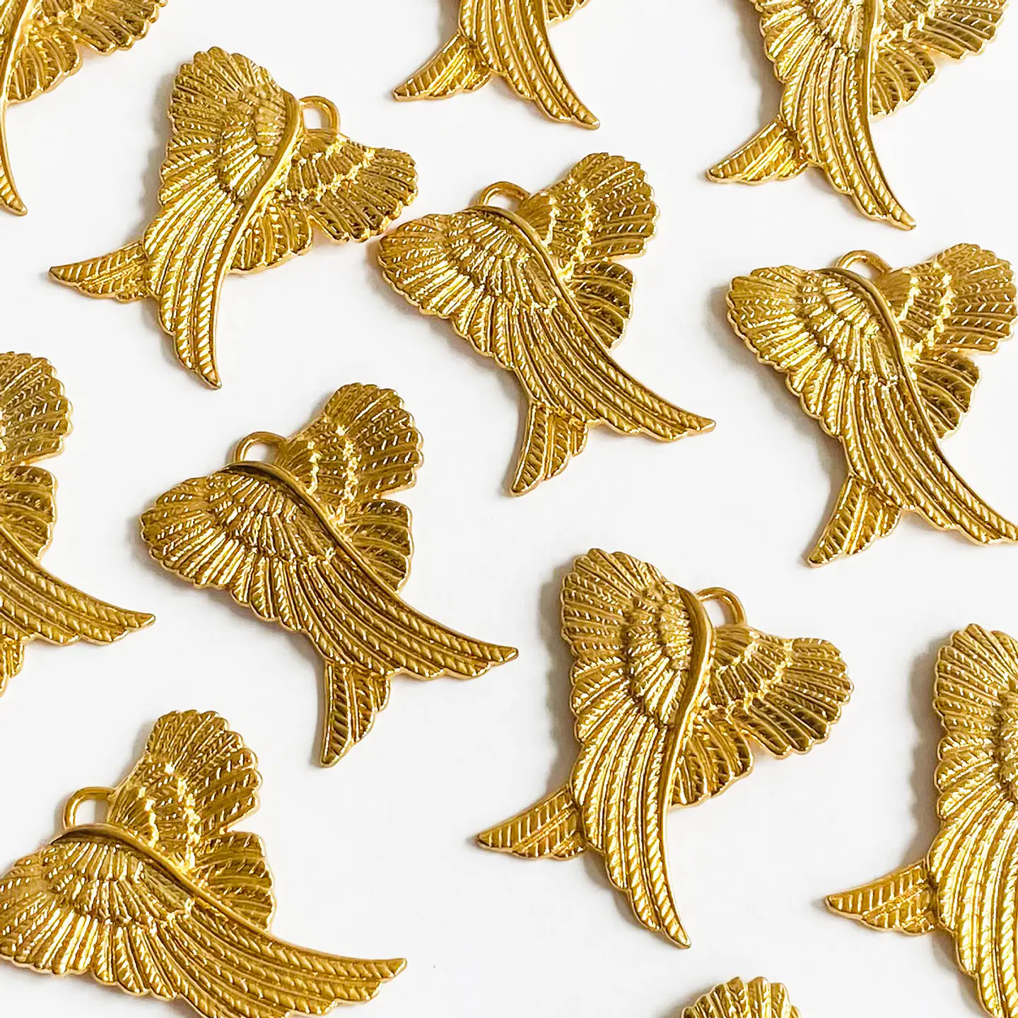 Dije de Alas de Ángel Cruzadas • Baño de Oro • 40x47 mm                       1
