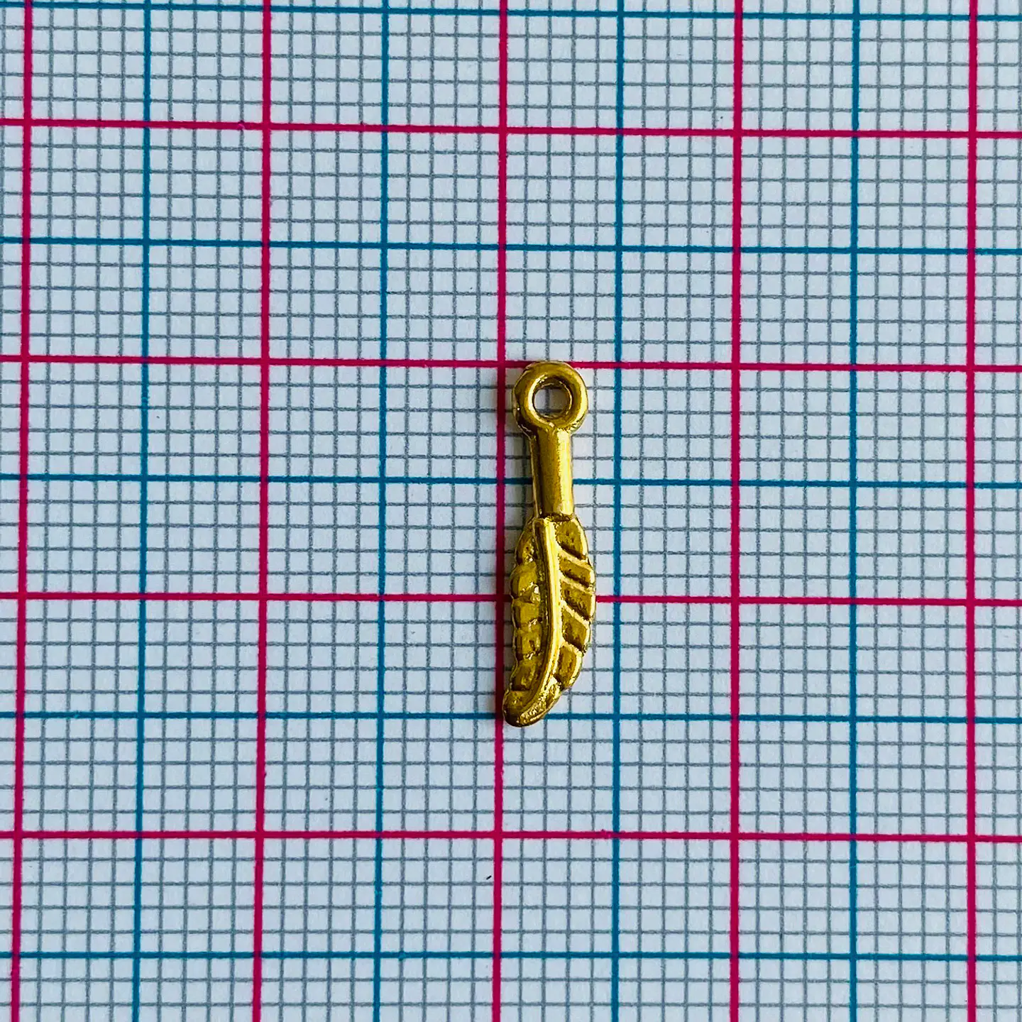Dije de Pluma Pequeña • Baño de Oro • 4x15 mm                                       2