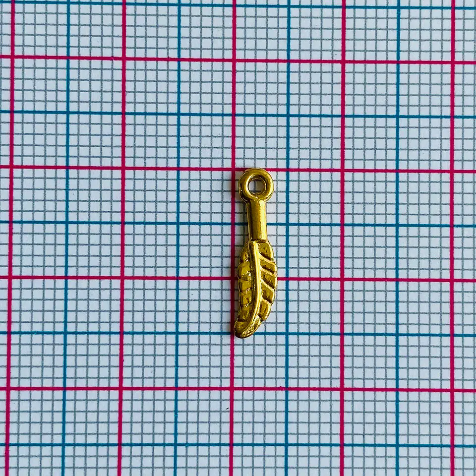 Dije de Pluma Pequeña • Baño de Oro • 4x15 mm                                       2