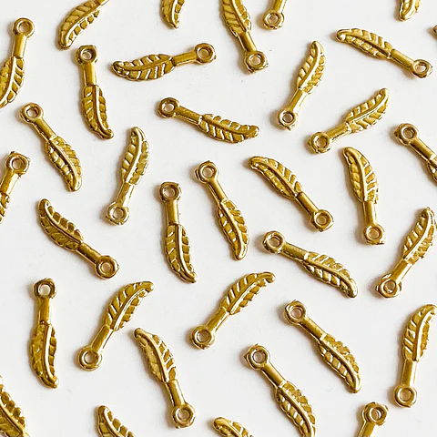 Dije de Pluma Pequeña • Baño de Oro • 4x15 mm                                      