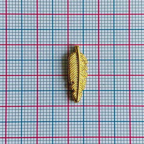 Separador Pluma con Relieve • Baño de Oro • 6x19 mm               