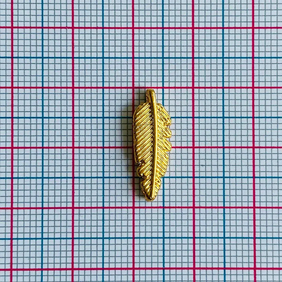 Separador Pluma con Relieve • Baño de Oro • 6x19 mm                2