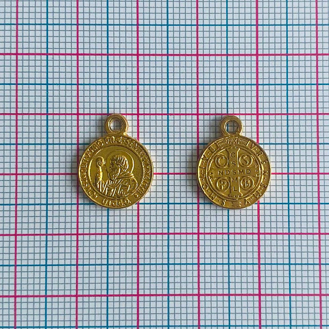 Dije Medalla de San Benito Pequeña • Baño de Oro • 13x15 mm                          