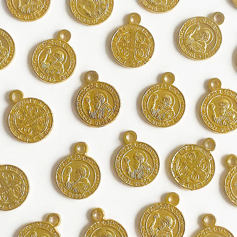 Dije Medalla de San Benito Pequeña • Baño de Oro • 13x15 mm                           1