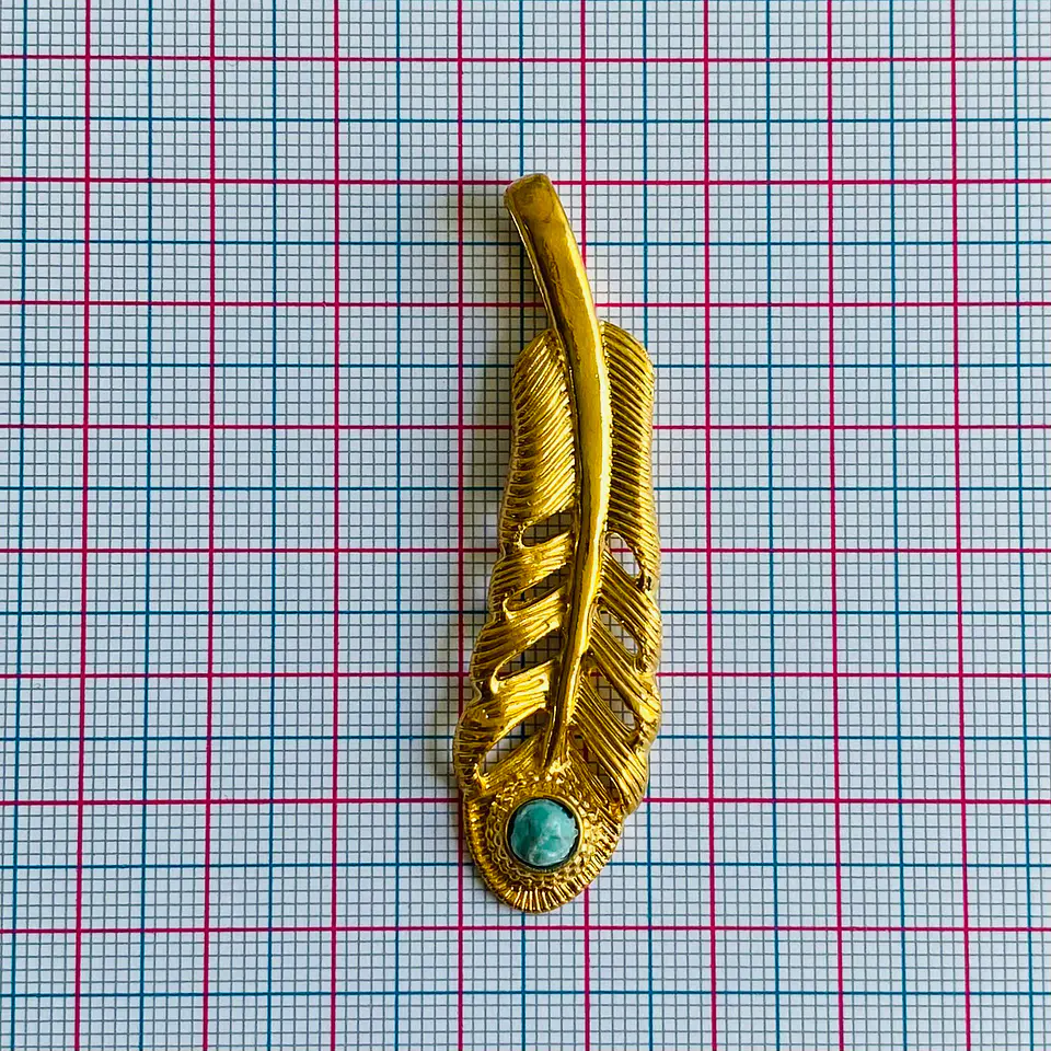 Dije Pluma con Turquesa • Baño de Oro • 16x58                   2