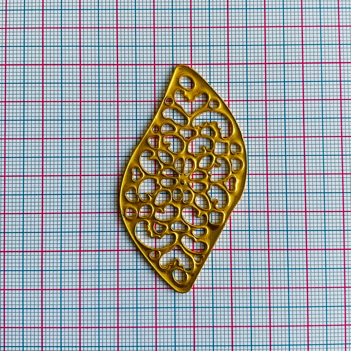 Dije de Hoja de Filigrana • Baño de Oro • 35x60 mm       2