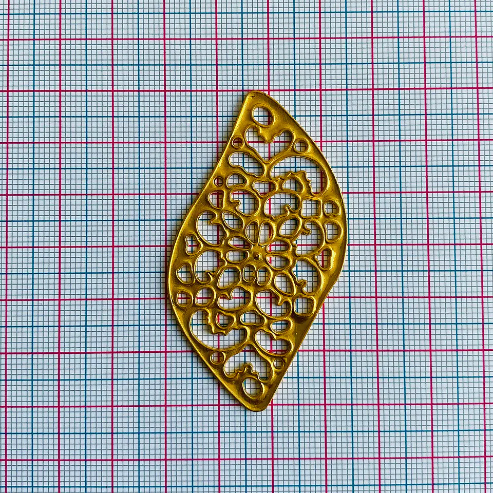 Dije de Hoja de Filigrana • Baño de Oro • 35x60 mm       2