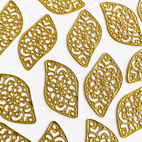 Dije de Hoja de Filigrana • Baño de Oro • 35x60 mm      