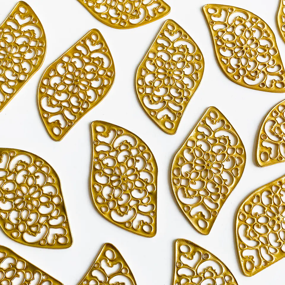 Dije de Hoja de Filigrana • Baño de Oro • 35x60 mm       1