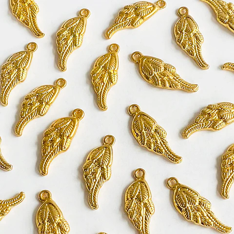 Dije de Ala de Ángel • Baño de Oro • 10x30 mm                       