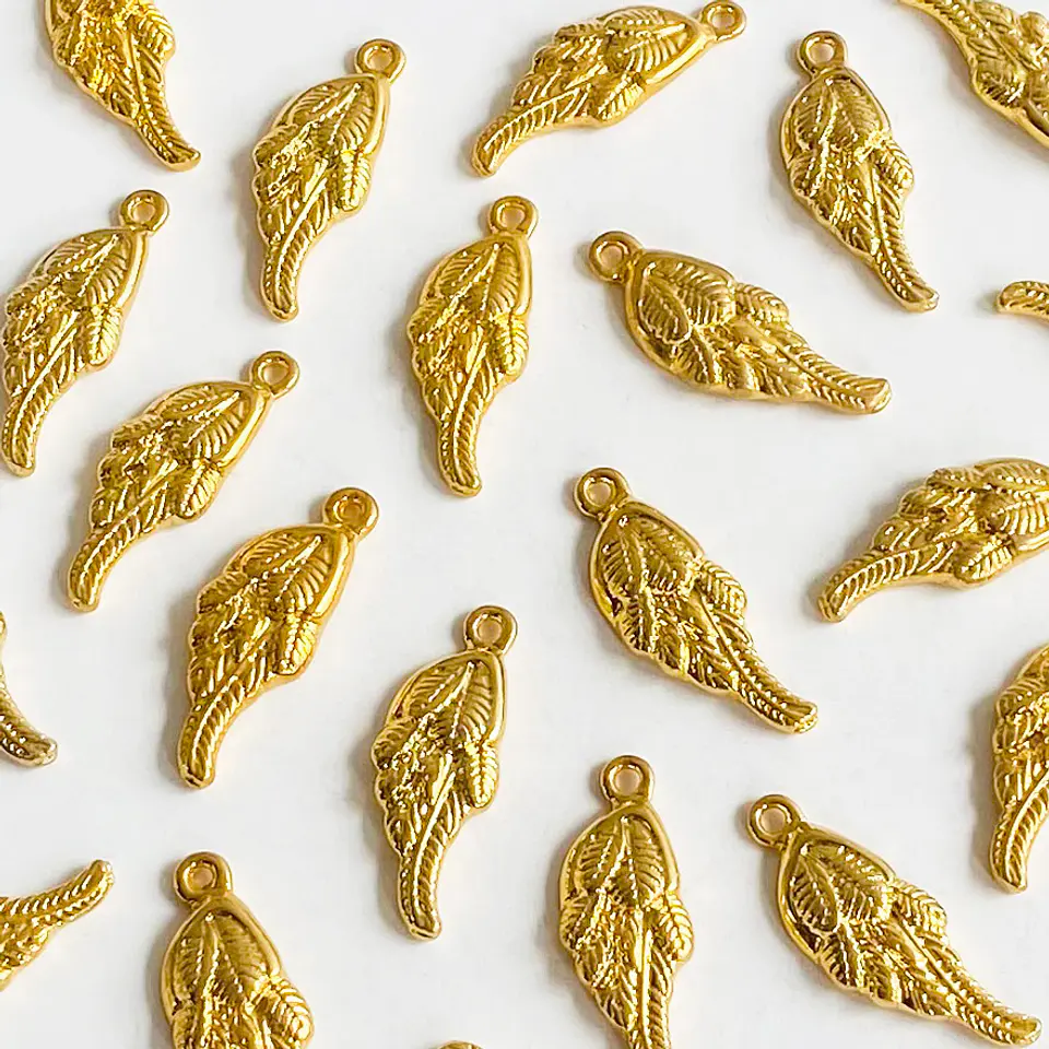 Dije de Ala de Ángel • Baño de Oro • 10x30 mm                        1