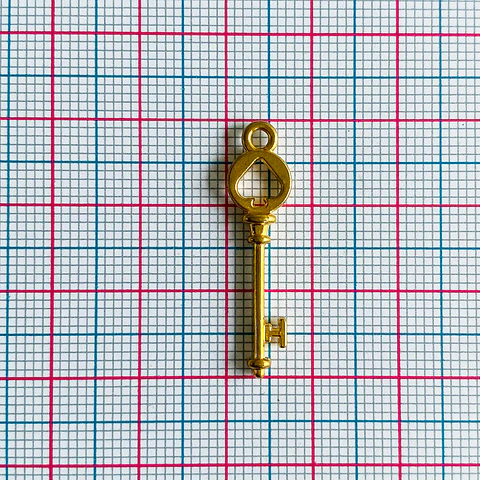 Dije de Llave con Pica • Baño de Oro • 7x30 mm                                           