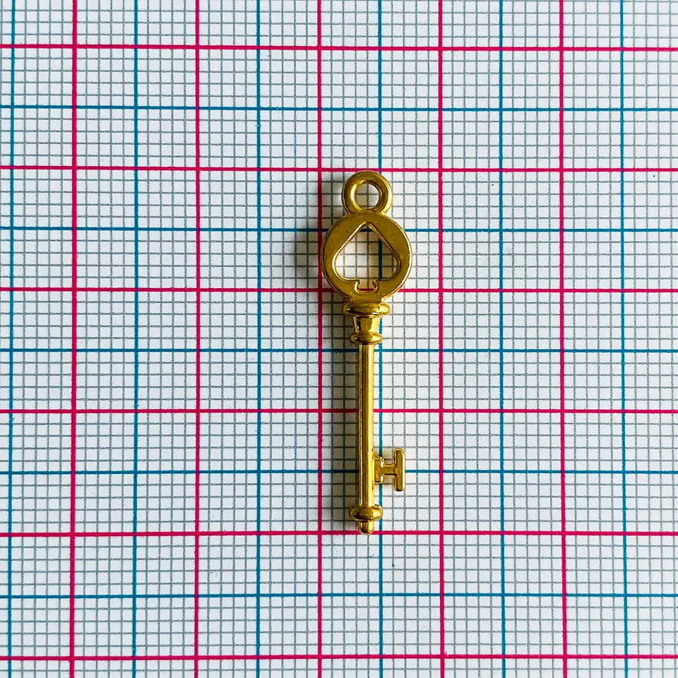 Dije de Llave con Pica • Baño de Oro • 7x30 mm                                            2