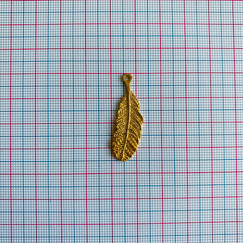 Dije de Pluma Labrada • Baño de Oro • 13x35 mm                                  