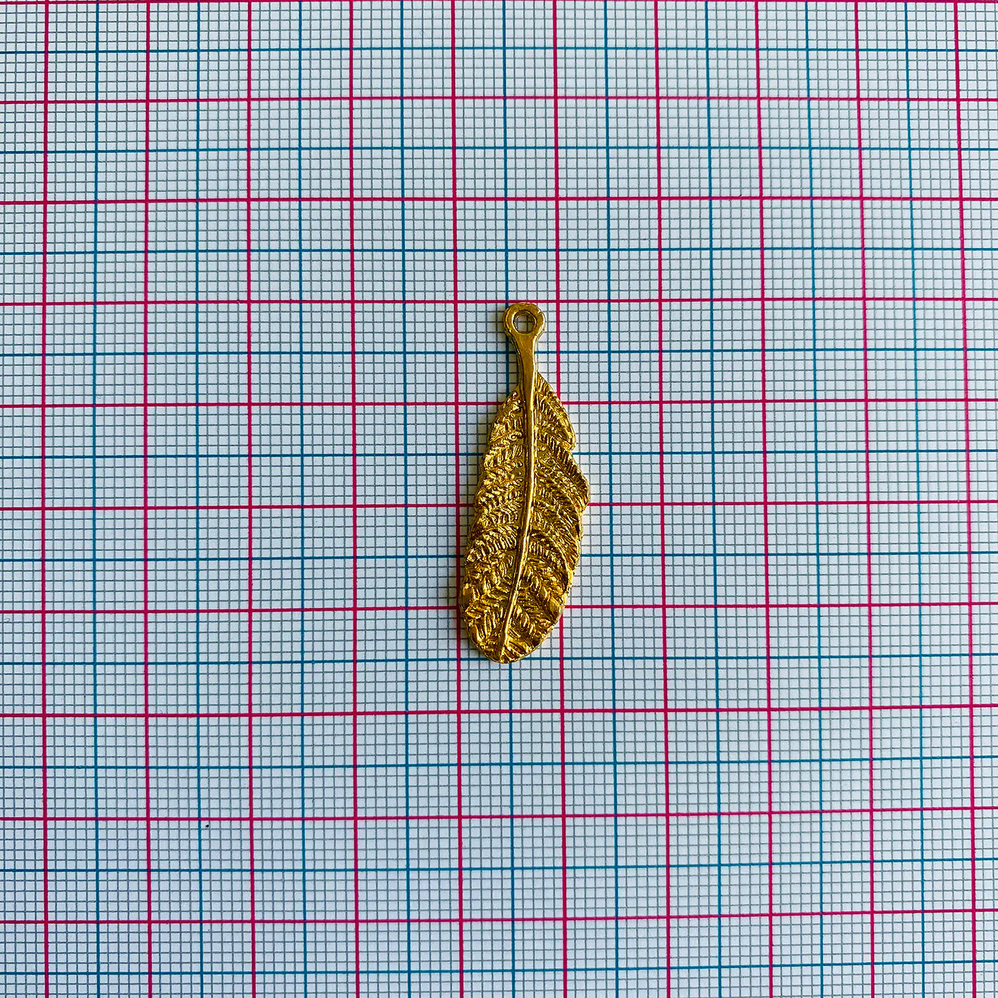 Dije de Pluma Labrada • Baño de Oro • 13x35 mm                                   2
