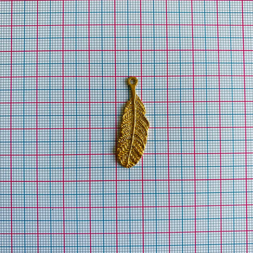 Dije de Pluma Labrada • Baño de Oro • 13x35 mm                                   2