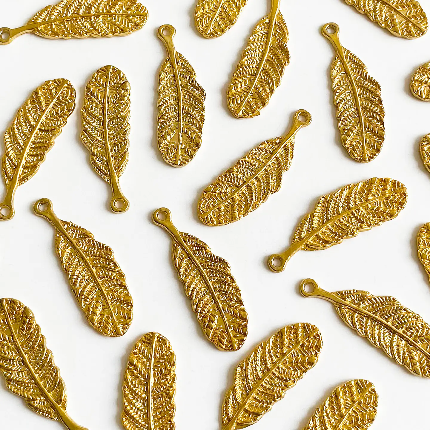 Dije de Pluma Labrada • Baño de Oro • 13x35 mm                                   1