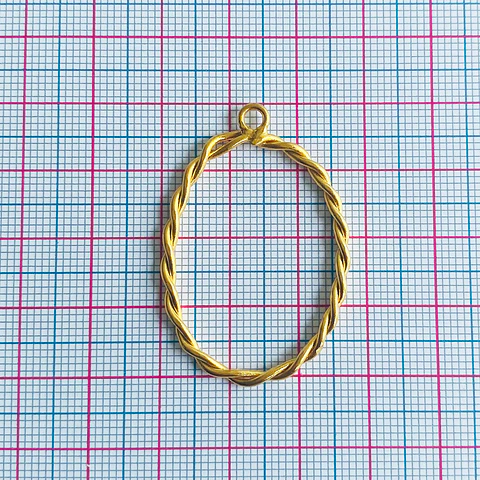 Dije de Marco Ovalado Entorchado • Baño de Oro • 28x42 mm