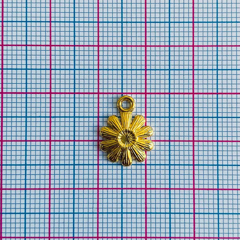 Dije Margarita Texturizada • Baño de Oro • 12x15 mm