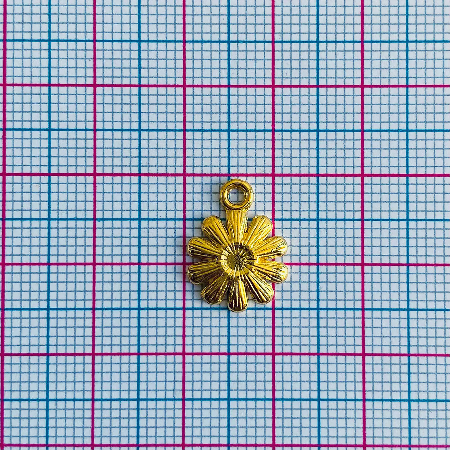 Dije Margarita Texturizada • Baño de Oro • 12x15 mm 2