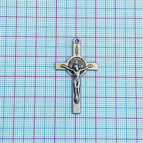 Dije Cruz de San Benito con Crucifijo • Zamak • 20x38 mm