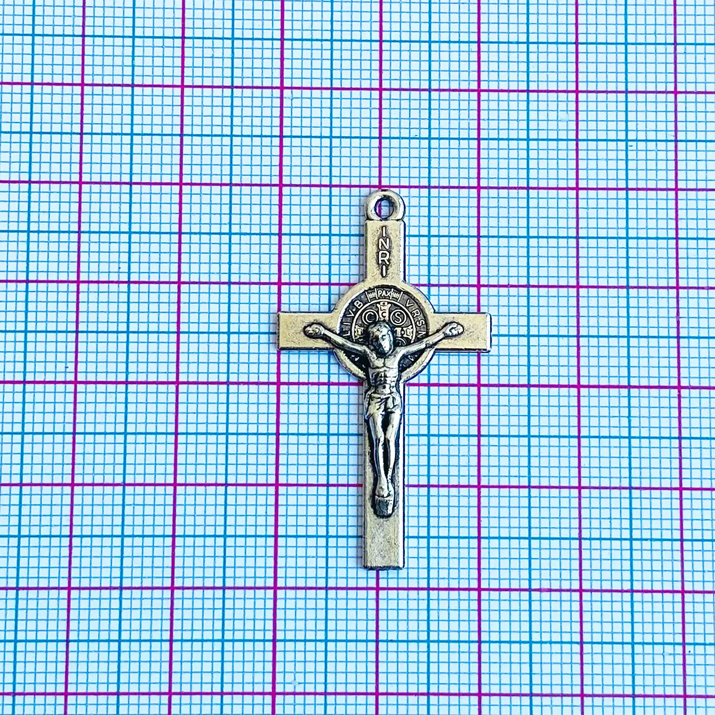 Dije Cruz de San Benito con Crucifijo • Zamak • 20x38 mm 2