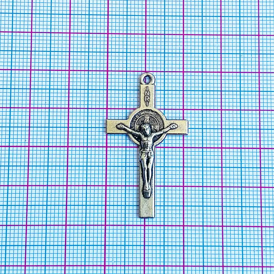 Dije Cruz de San Benito con Crucifijo • Zamak • 20x38 mm 2