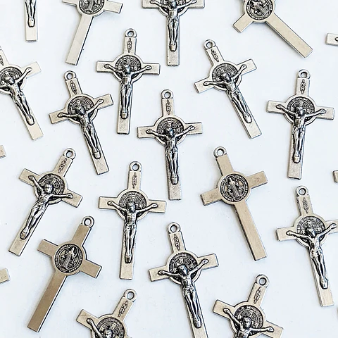 Dije Cruz de San Benito con Crucifijo • Zamak • 20x38 mm