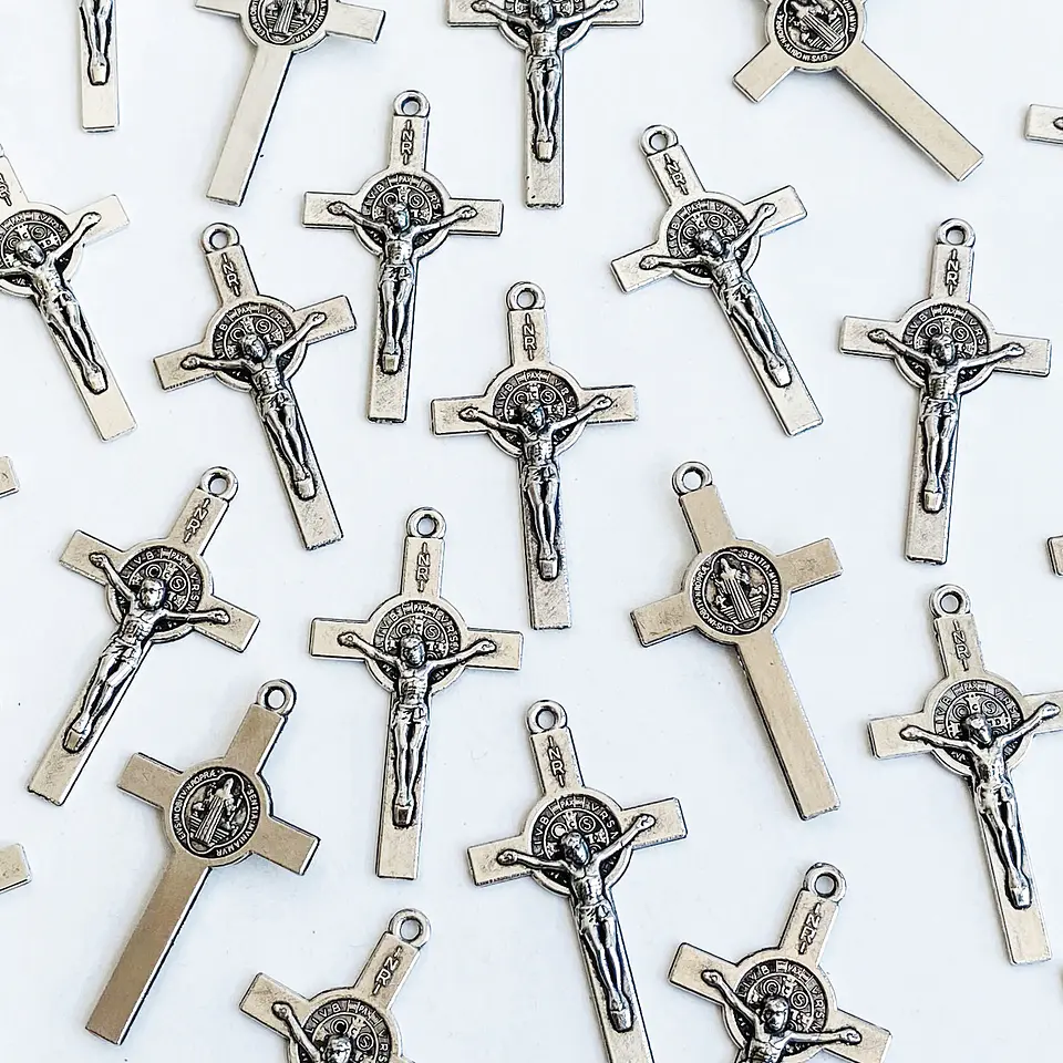 Dije Cruz de San Benito con Crucifijo • Zamak • 20x38 mm 1