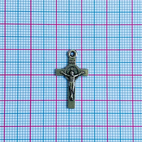 Dije Cruz de San Benito con Crucifijo • Zamak • 12x22 mm