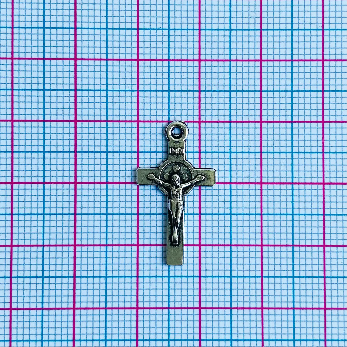 Dije Cruz de San Benito con Crucifijo • Zamak • 12x22 mm 2