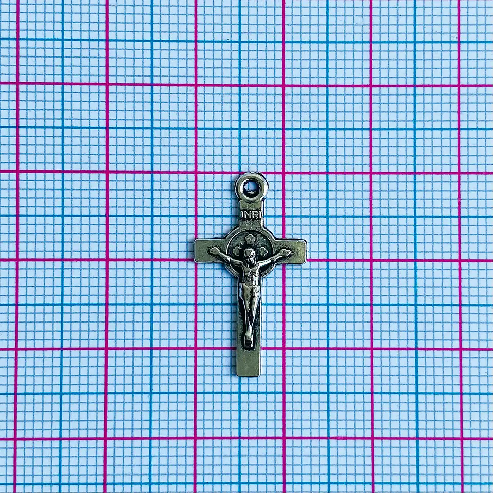 Dije Cruz de San Benito con Crucifijo • Zamak • 12x22 mm 2
