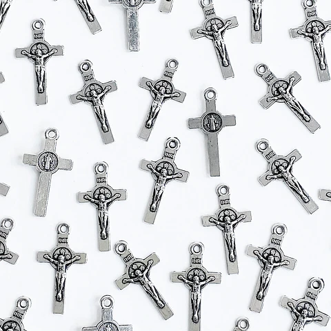 Dije Cruz de San Benito con Crucifijo • Zamak • 12x22 mm