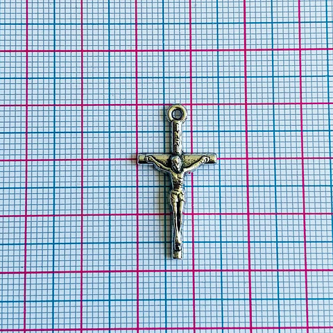 Dije Crucifijo Clásico • Zamak • 15x27 mm