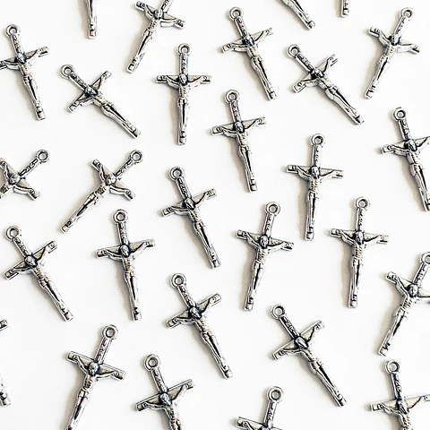 Dije Crucifijo Clásico • Zamak • 15x27 mm