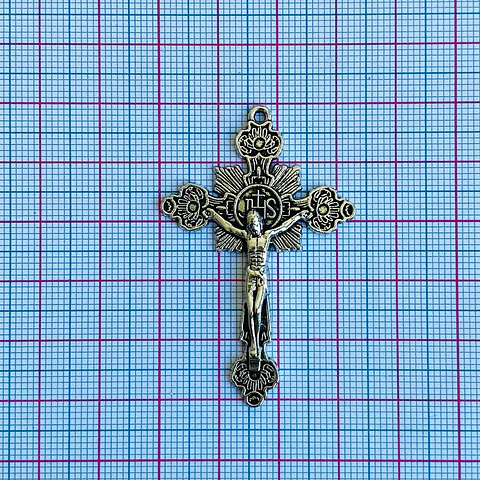 Dije Crucifijo con Iniciales JHS • Zamak • 33x52 mm