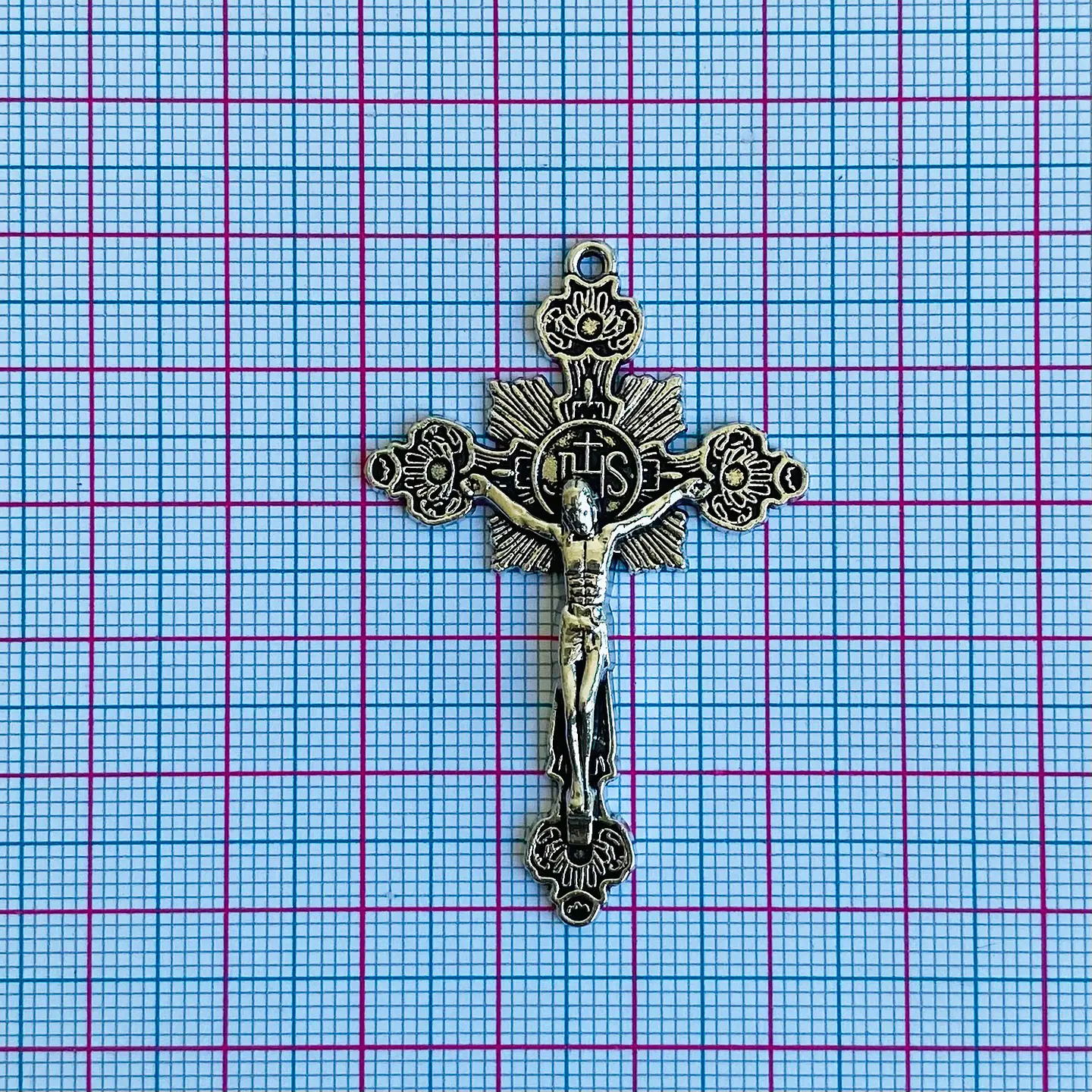 Dije Crucifijo con Iniciales JHS • Zamak • 33x52 mm 2
