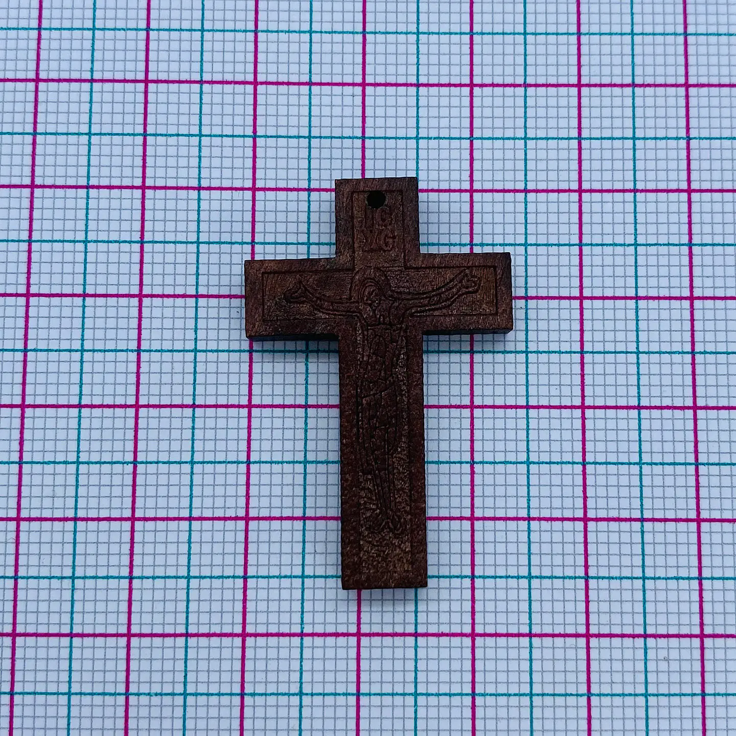 Dije Cruz Cristo Tallado Café • Madera • 24x37 mm 2
