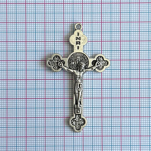 Dije Cruz de San Benito • Zamak • 35x58 mm