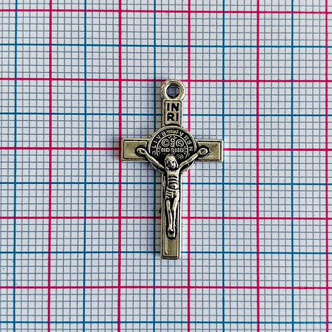 Dije Cruz San Benito Pequeña • Zamak • 15x25 mm