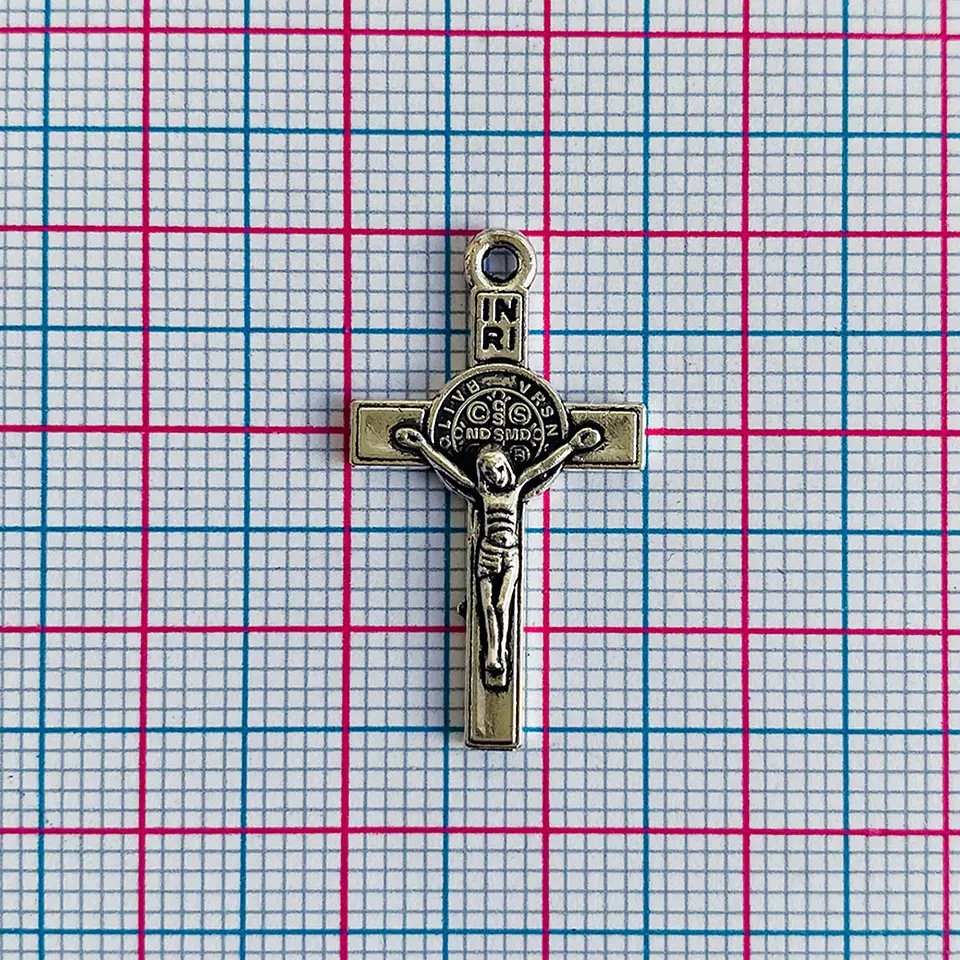 Dije Cruz San Benito Pequeña • Zamak • 15x25 mm 2