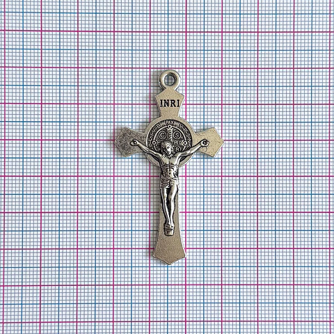 Dije Cruz San Benito Mediana • Zamak • 30x55 mm