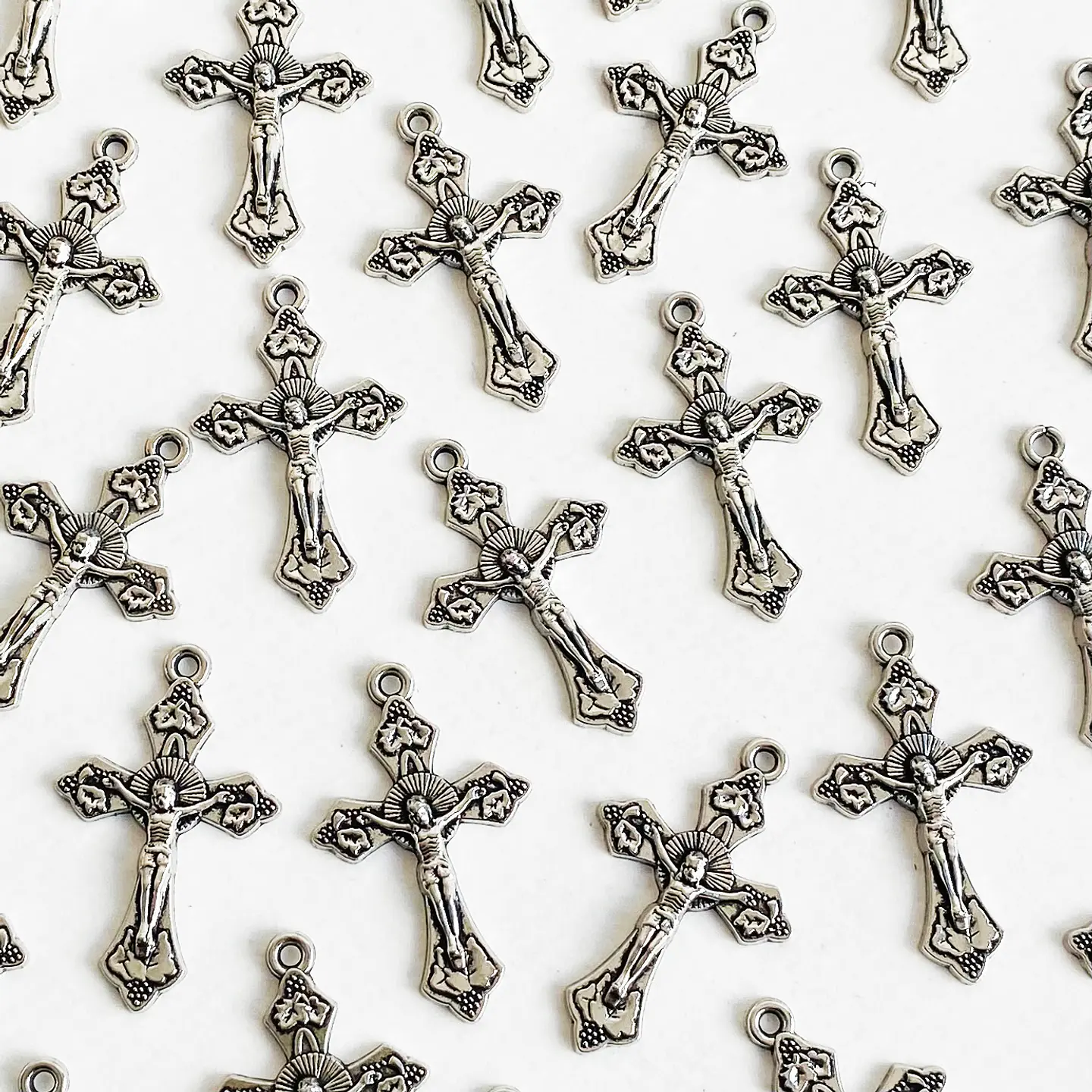 Dije Cruz Crucifijo con Detalles • Zamak • 20x34 mm 1