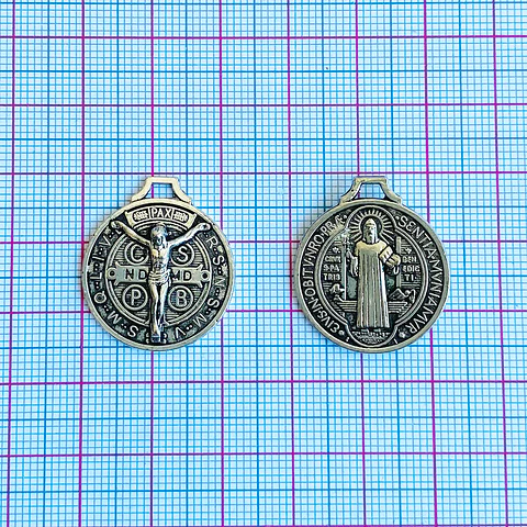 Dije Medalla Cruz San Benito • Zamak • 22x25 mm