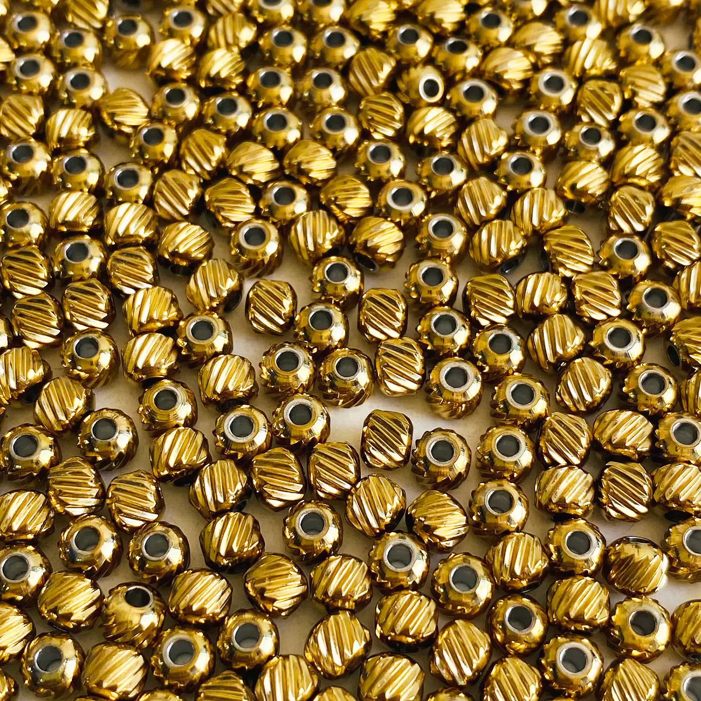Separador Barril Estriado Dorado • Acero • 4x4 mm 1