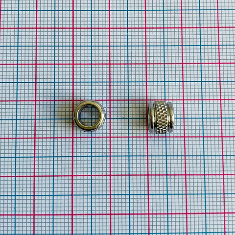 Separador Centro Texturizado Plateado • Acero • 8x6 mm