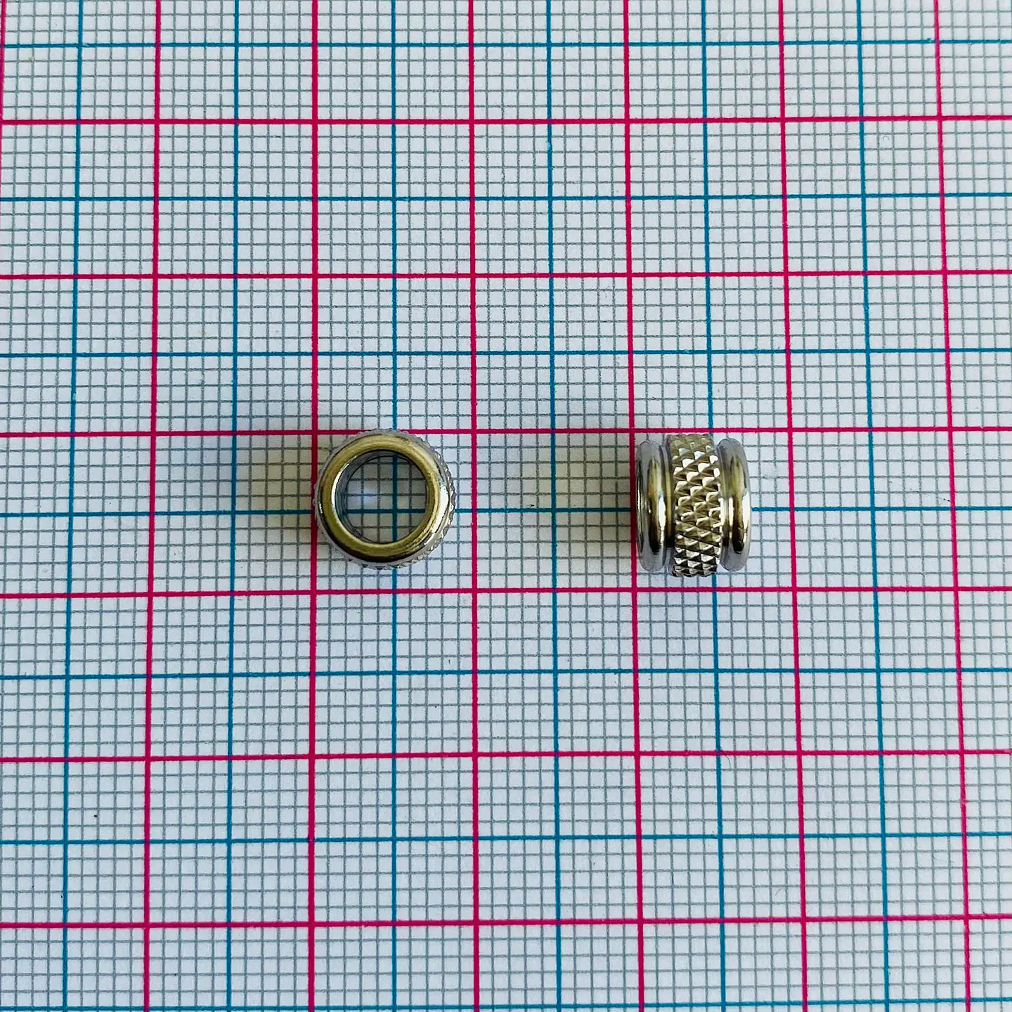 Separador Centro Texturizado Plateado • Acero • 8x6 mm 2