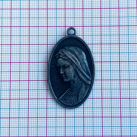 Medalla Virgen de Medjugorje y Señor de la Divina Misericordia • Zamak • 27x45 mm