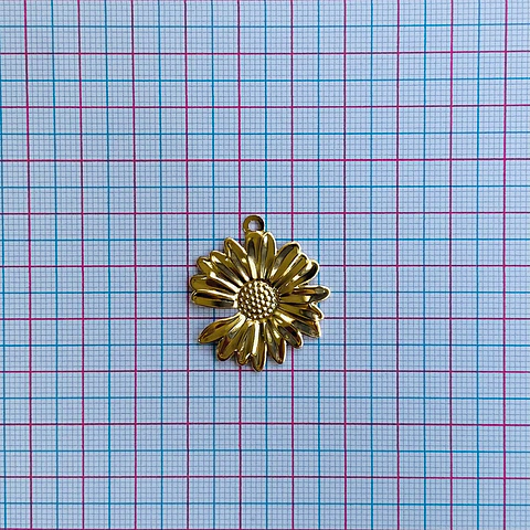 Dije Flor Margarita • Baño de Oro • 30x27 mm