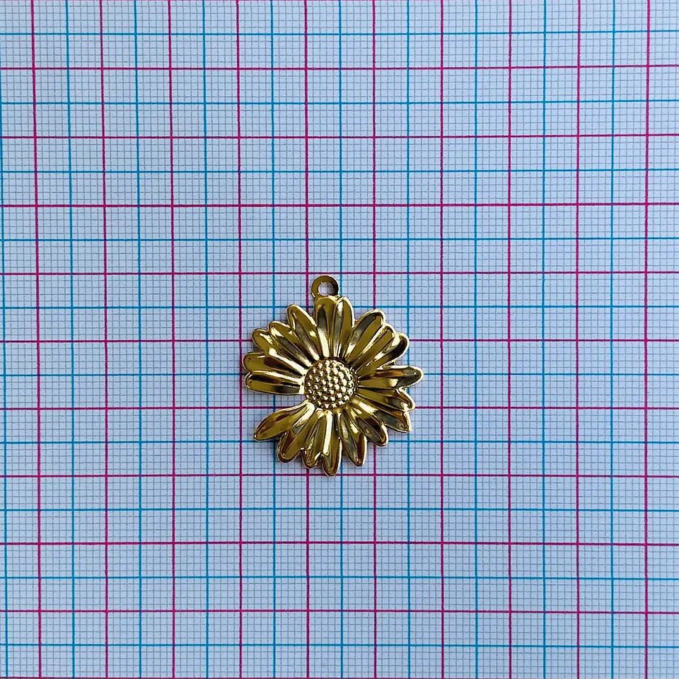 Dije Flor Margarita • Baño de Oro • 30x27 mm 2